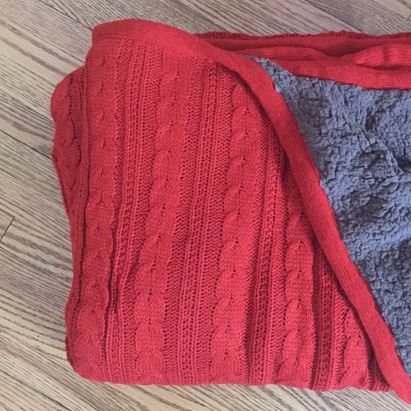 Red cable knit throw and pillow cover - Picture 2 of 5